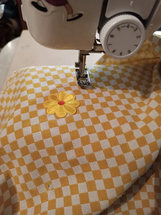 Broderie marguerite jaune sur tissu vichy à la machine