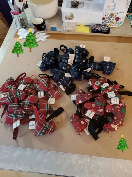 Décorations de Noël en forme de cœurs en tissu tartan et bleu nuit