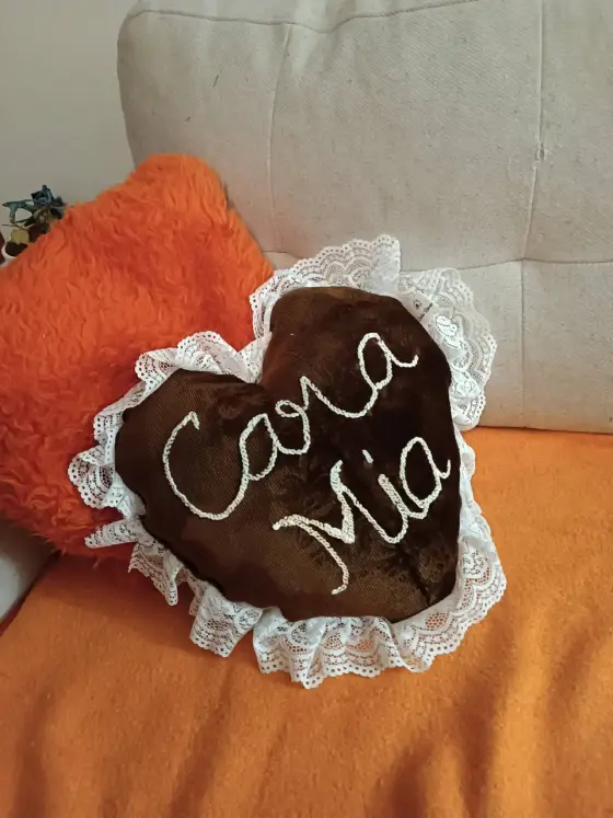 Coussin cœur en velours brodé Cara Mia avec dentelle blanche
