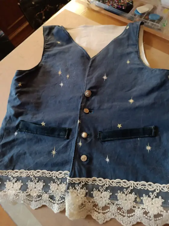 Gilet en jean bleu nuit étoilé avec dentelle blanche
