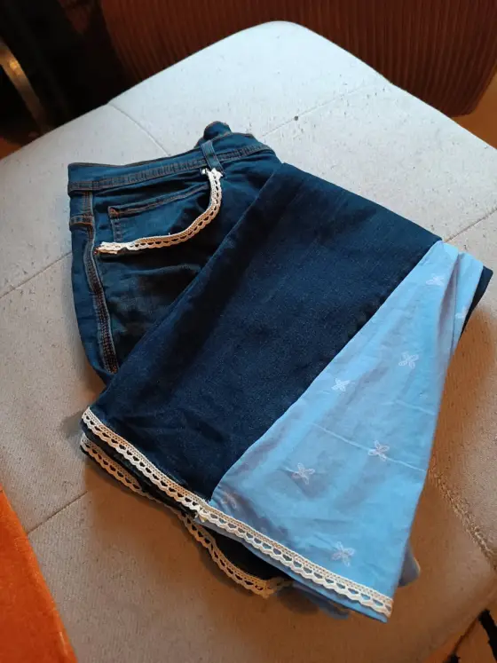 Jean retouché avec ourlet en dentelle et tissu bleu ciel