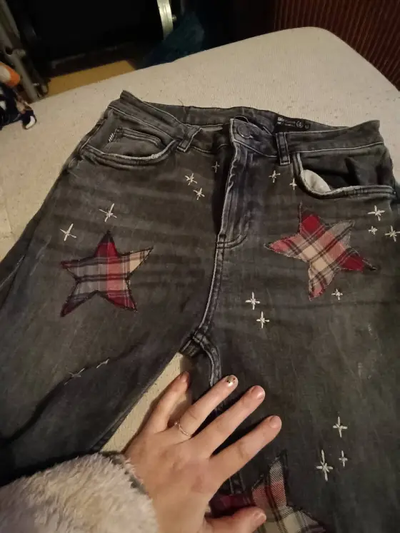Jean customisé avec étoiles en patchwork tartan et broderies