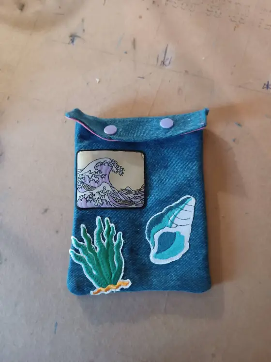 Pochette en jean recyclé brodée vague d'Hokusai et coquillage