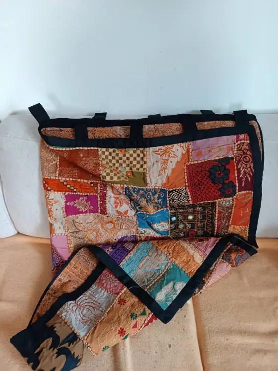 Tenture murale patchwork brodée aux couleurs chaudes