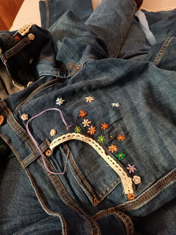 Veste en jean customisée avec broderies de fleurs et dentelle